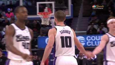 [Highlight] Sabonis hits the 3 to put the Kings up 15 against the Pistons