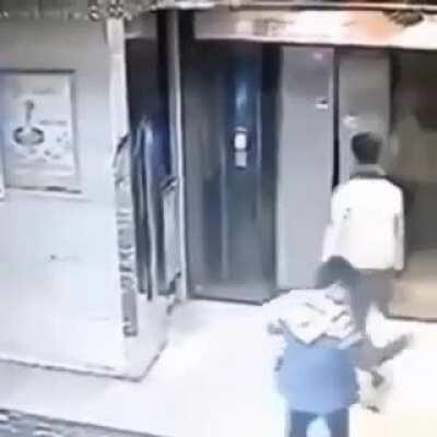 Homem destroi por de elevador e é imediatamente castigado.