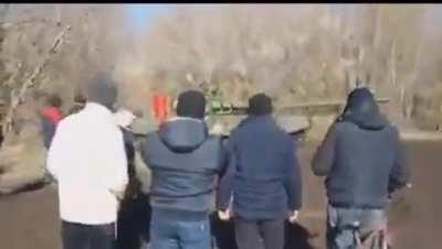 Ukrainians convincing a demoralised tank to leave