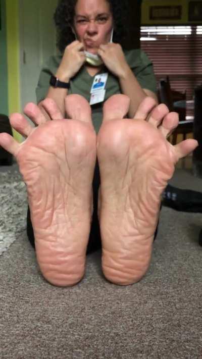 👣