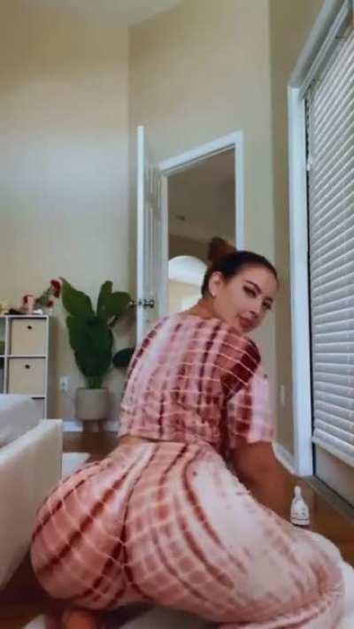 Twerking Her Phat Ass