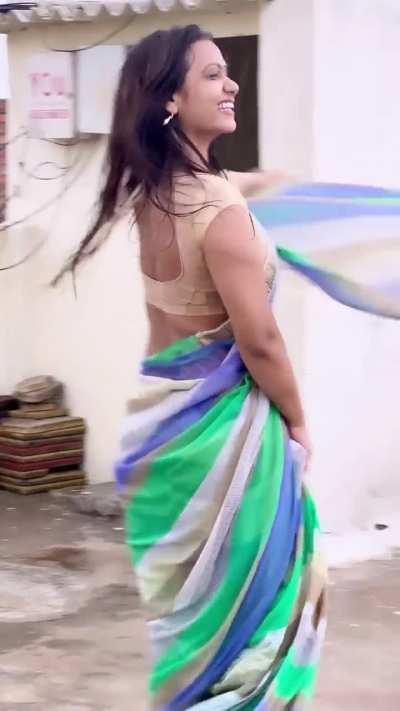 Rain and this hottie in saree showing her cute navel