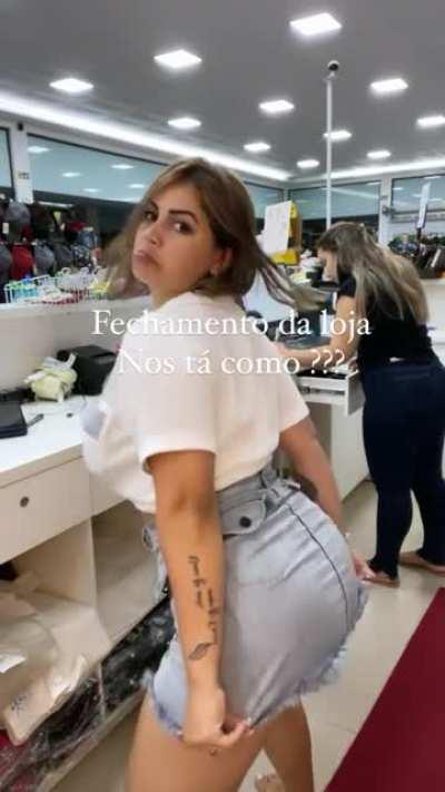 Mayra Cardi (pagando peitinho)