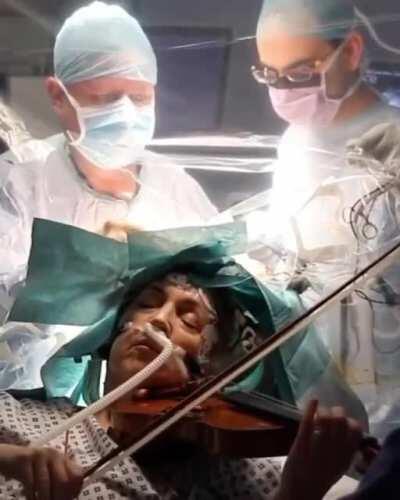 In London, England, Dagmar was going in for brain surgery at King’s College Hospital to remove a brain tumour in her frontal lobe. It was upon the request of the surgeons that the 53 year-old played the violin to ensure musical abilities were not damaged 