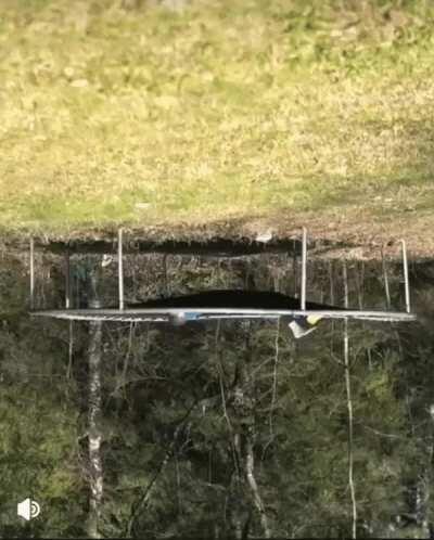 The way this person infinitely portals through the trampoline