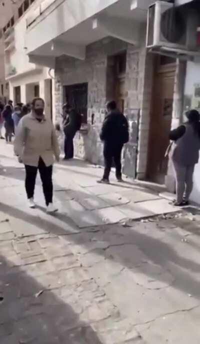 4 cuadras de cola para recibir un bolsón de comida en Lomas de Zamora. Paisaje que se repite y aumenta en todo el conurbano.