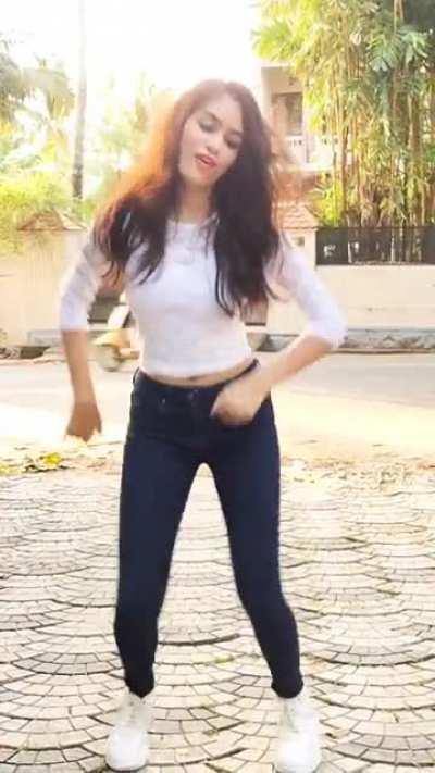 Faria Hussain cute navel show