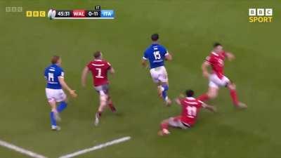 Sensational try from Italy