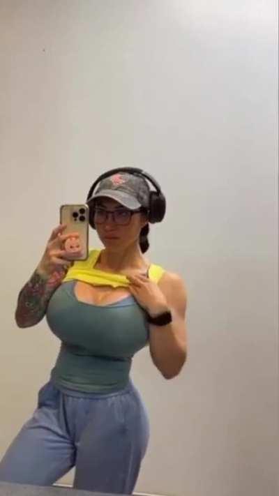 Am i the only one who finds her sexy in her gym clothes too ? 