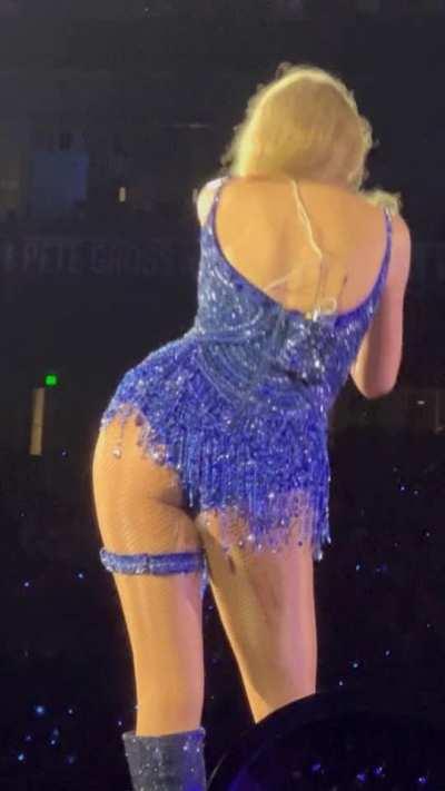 Why doesn’t Taylor's ass have its own Instagram account?