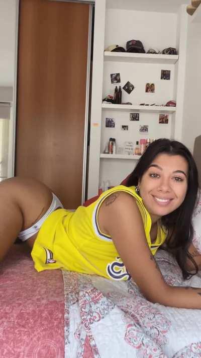 Is it big enough for lakers fan girl?	F19			