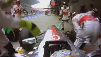 Rare steering wheel change during pit-stop, Lewis Hamilton, 2012 Indian Grand Prix