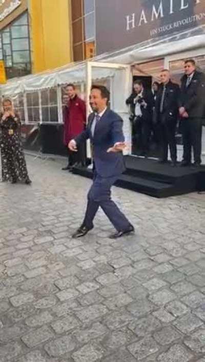 Another video of Lin at the premiere of hamilton in Hamburg