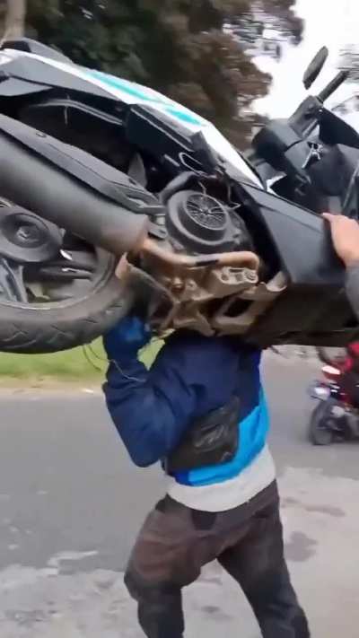 Motor terjun bebas saat melintas di Kradenan arah Dieng, motor di evakuasi oleh warga setempat

Video : Musyafak Skalangan