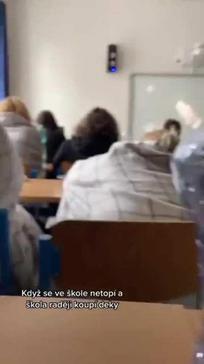 In Czech schools, children are already sitting in blankets, the heating was not turned on.