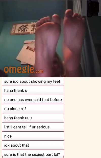 girl shows her feet on omegle and sucks her toes (18+)