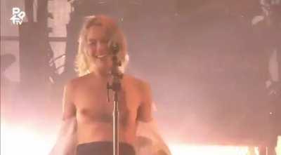 *that* video of Phoebe Bridgers on stage [NSFW]