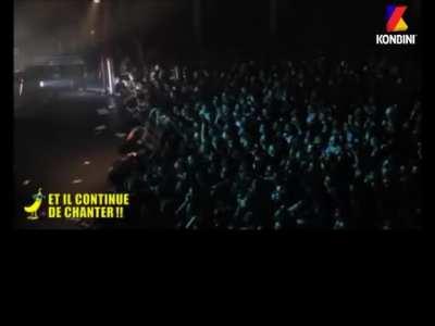 You want to see an artist who cares about his public ? This is French rapper Orelsan carrying himself a girl who fainted out of the crowd during one of his concerts while STILL continuing to sing. Absolute legend