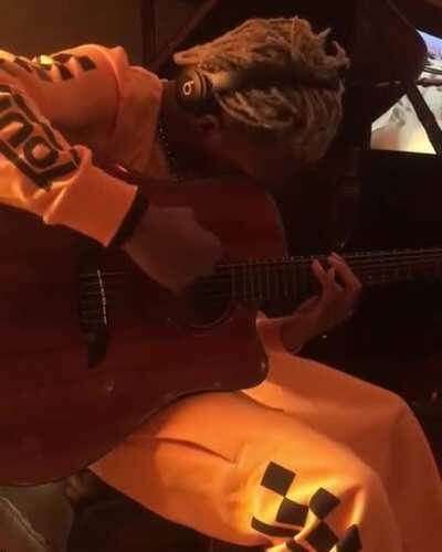 Jahseh on the guitar