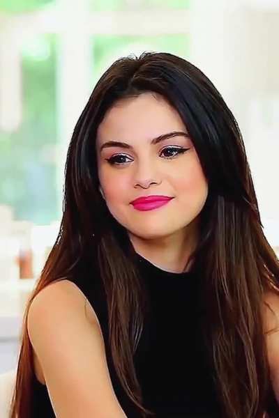 Rate Selena’s beauty on a 1-10 scale.