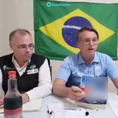 Em poucos minutos, Bolsonaro opina sobre: Remédio sem eficácia: “sabíamos que não havia comprovação científica (...) então comecei a falar disso aqui” Vacinas feitas com estudos científicos: “não podemos ser irresponsáveis de colocar pra dentro do corpo d