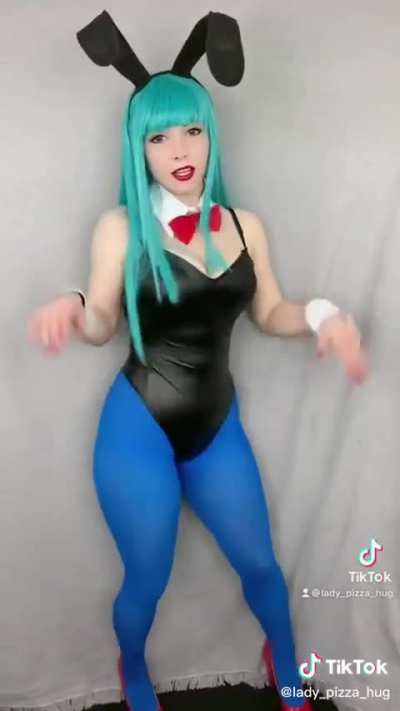 lady_pizza_hug_fans_