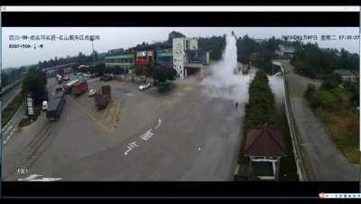 Oil tanker gas leak turns into massive explosion resulted in 2 fatal casualties, Sichuan China