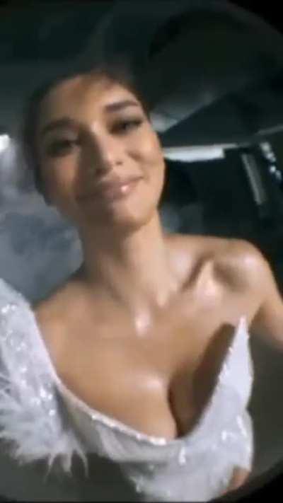 Pia Wurtzbach shaking her tits.