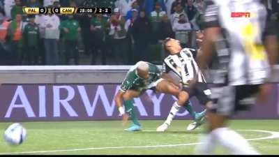 Danilo (Palemeiras) straight red card for a very bad tackle on Zaracho (Atletico Mineiro) 29' (Copa Libertadores Quarter-Final)