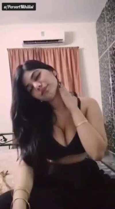 Mumbai girl stripping on cam ( link in comments)