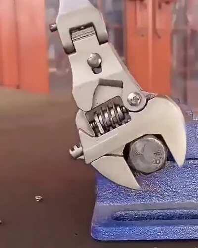 The ultimate tool, a spanner wrench working as a ratchet wrench