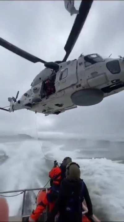 Medic pick-up at 25 knots (maybe Belgian Airforce NH90)