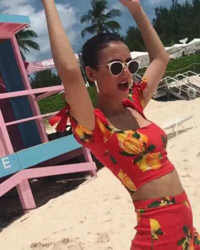 Victoria Justice dancing and shaking her tight ass. She's so fucking hot