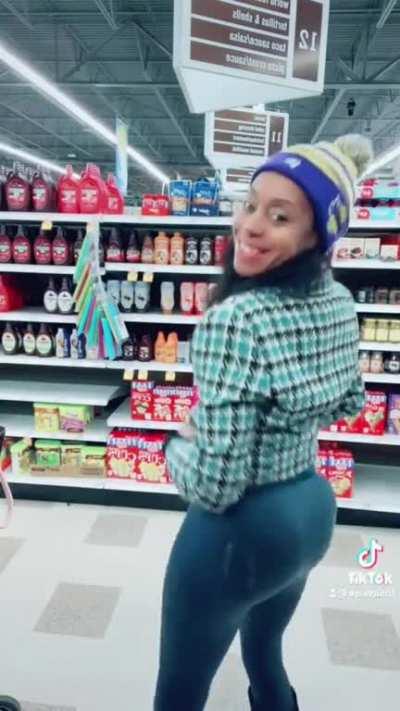 Clapping Ass at the Store is Craazy😳