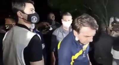 Bolsonaro ouvindo panelaços e um &quot;vai trabalhar, vagabundo” em Brasília