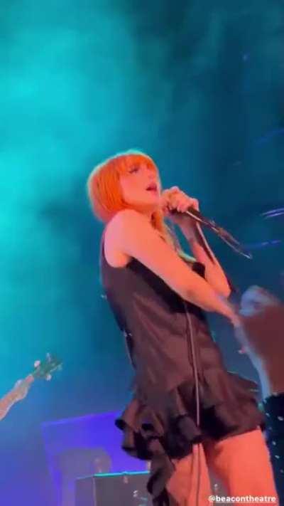 the way Hayley shakes her hips 🥰