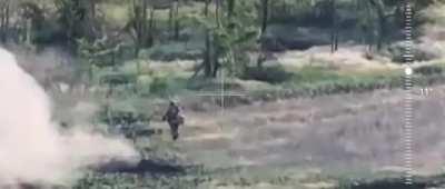 Russian soldier on the move is targeted by FPV drones three times without success