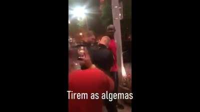 Policiais americans &quot;presumindo&quot; que o cara é suspeito apenas pq ele é negro, mal sabiam que o cara é do FBI, um belo exemplo de como o racismo existe e funciona