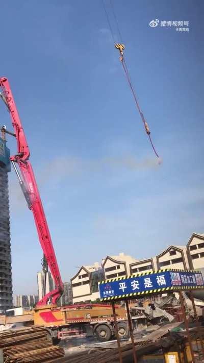 这就是中国之工地庆祝仪式：把工头吊起来放炮。
