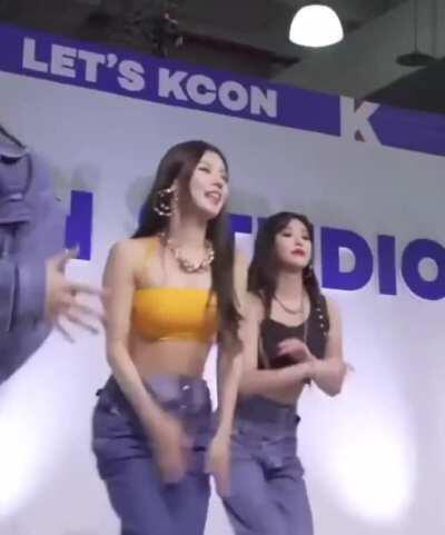 (G)I-DLE - Miyeon cleavage &amp;amp; sexy back