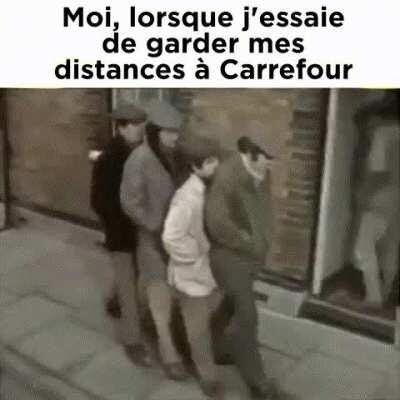 Moi, lorsque j'essaie de garder mes distances à Carrefour