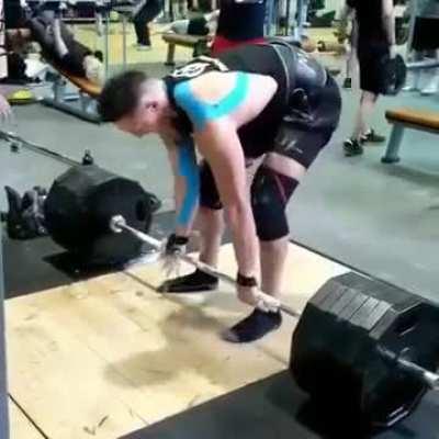 Fully grown man fails a deadlift and has to let everyone know