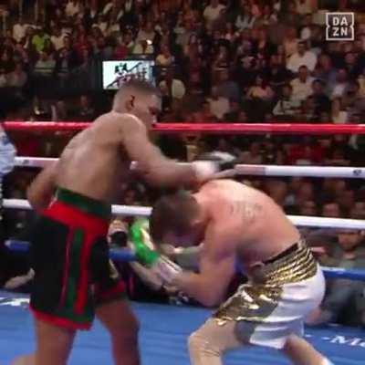 The way this boxer dodges the opponents punces...