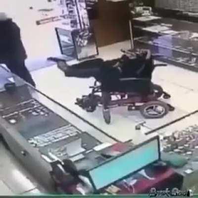If he didn't have this on camera, Insurance & Cops would not have believed he got robbed by a man with no arms ♿️