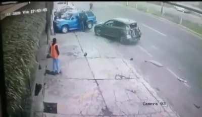 [Tlaxcala, Mexico] Outside a seafood restaurant, a car crashes a truck and presses a passer-by when leaving a forbidden parking spot (on a sidewalk). 47yo mariachi dies.