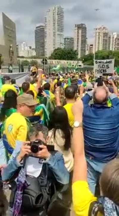 Bolsonaristas se manifestam em frente ao Comando Militar do Sudeste, próximo ao Ibirapuera.