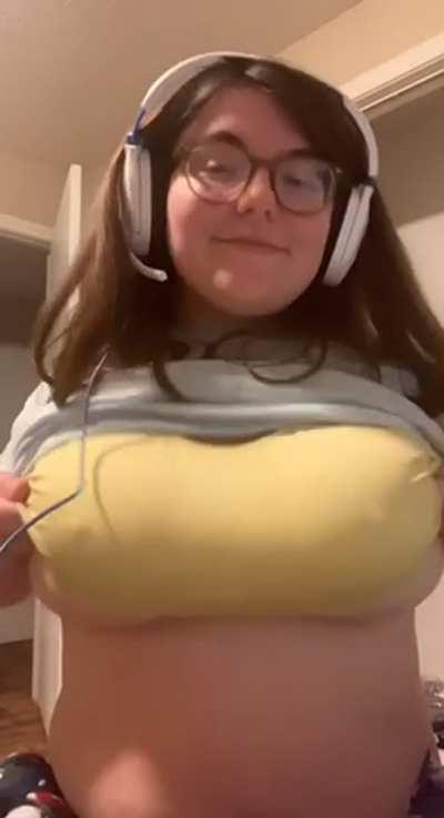 Here’s a chubby girl titty drop. You’re welcome 💖