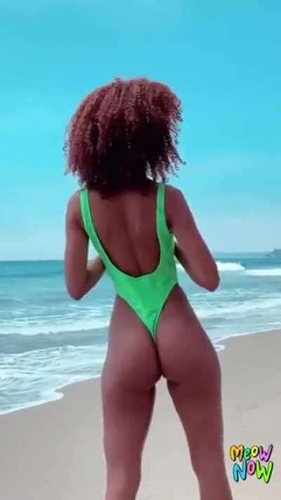 EbonyGirlsInSwimwear