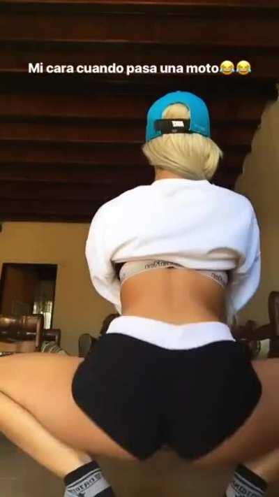 Love her twerking...