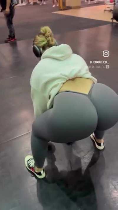 PAWG at the gym